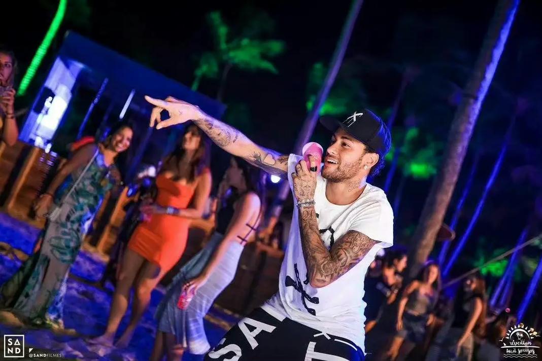 太阳报：里奇的主持人女友亮相米兰德比，透视装造型引发热议