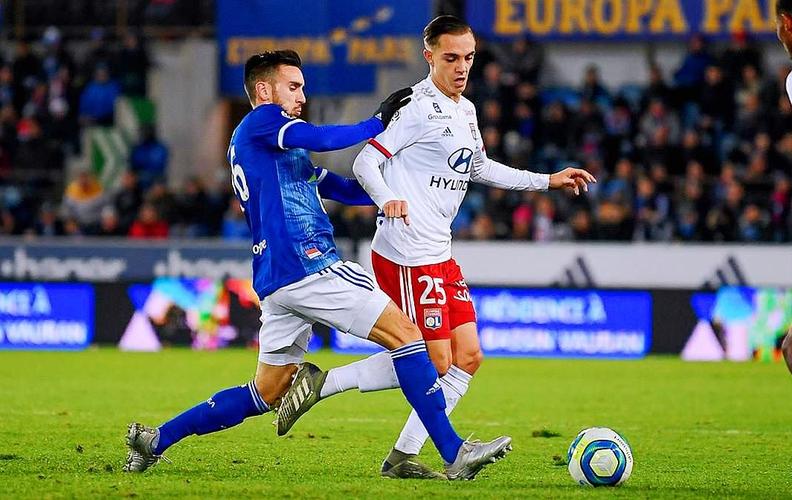 摩根：梅西最近也做了类似的肘击动作，却没人采取任何行动