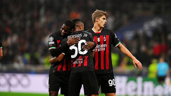 爷青回，维耶里社媒晒与大罗、巴乔、托蒂、卡纳瓦罗等人合照