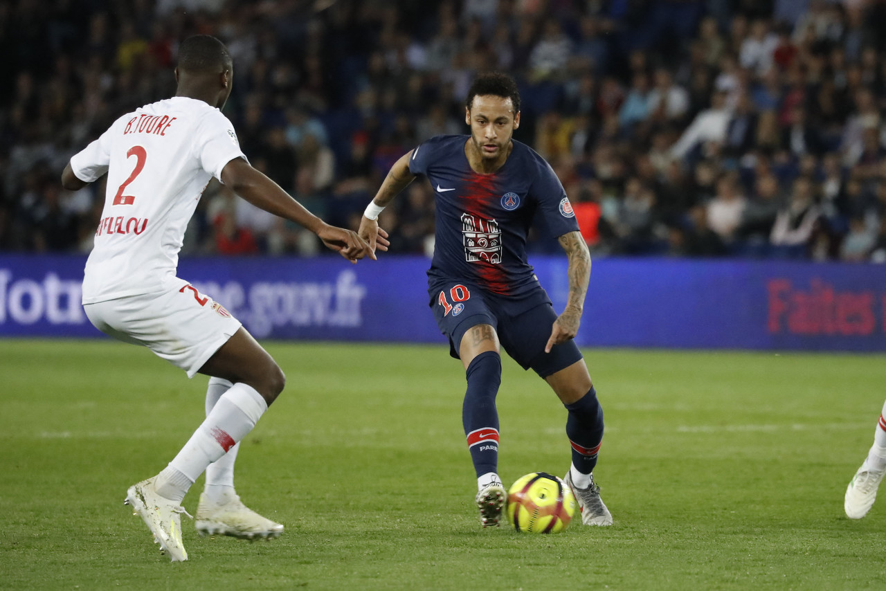 墨尔本胜利主帅：麦克阿瑟拥有双塔，我们必须要限制对手传中（墨尔本胜利主帅：麦克阿瑟双塔威胁大，我们必须压制其传中）