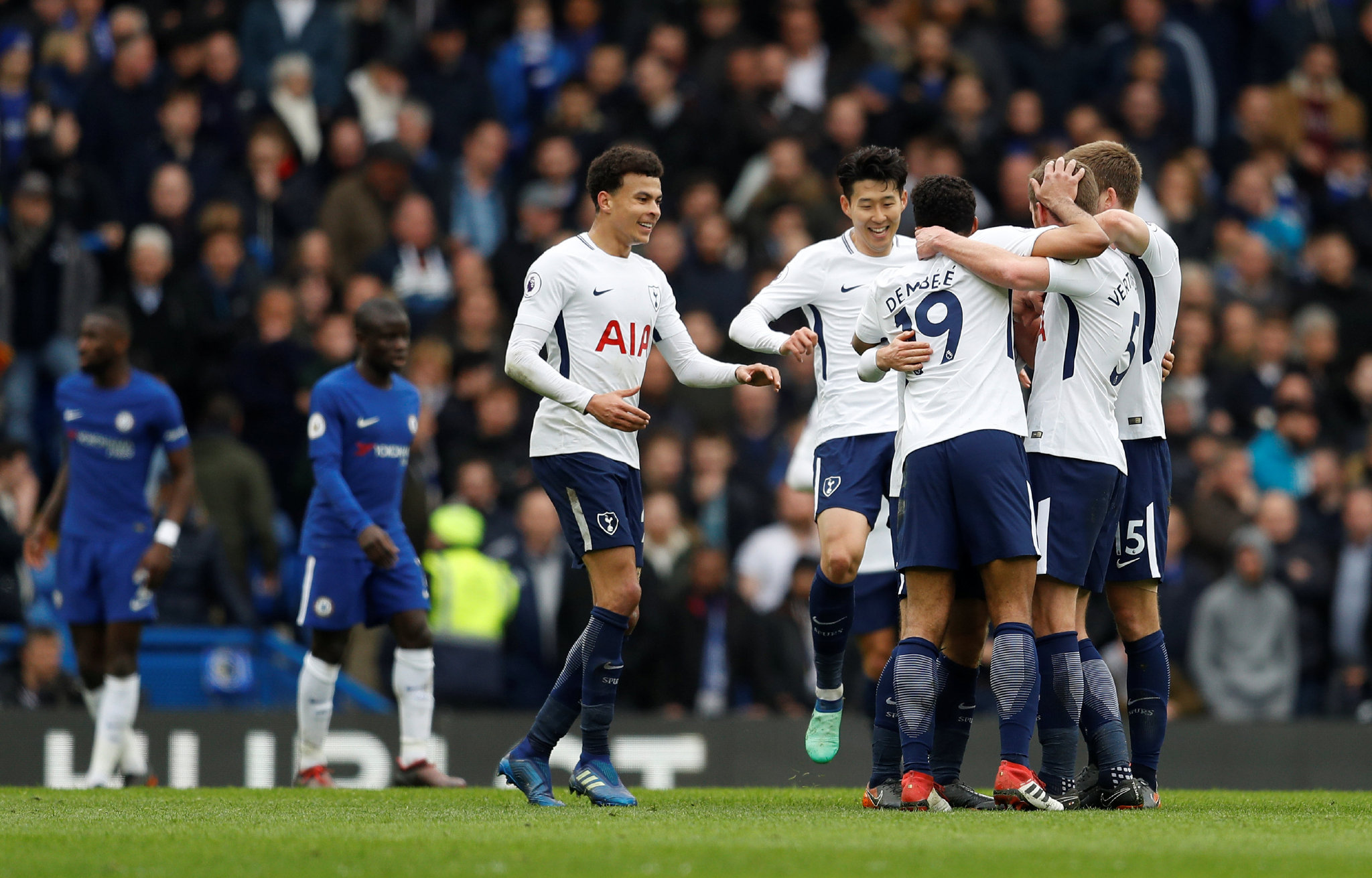 欧冠半场：克瑙夫打破僵局，法兰克福1-0巴塞罗那