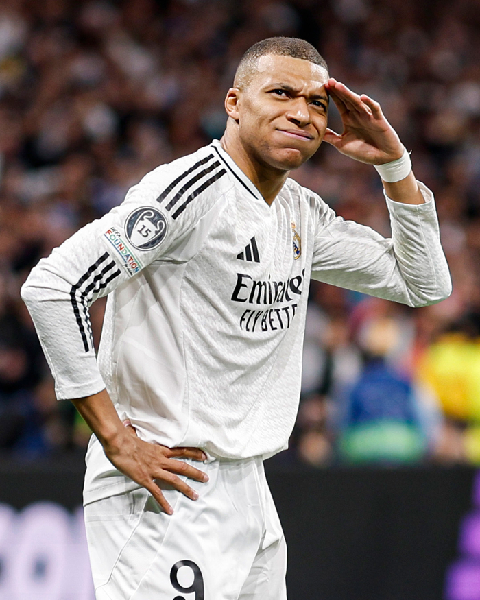 今晚，上海海港门将颜骏凌首发出场，迎来了他代表俱...