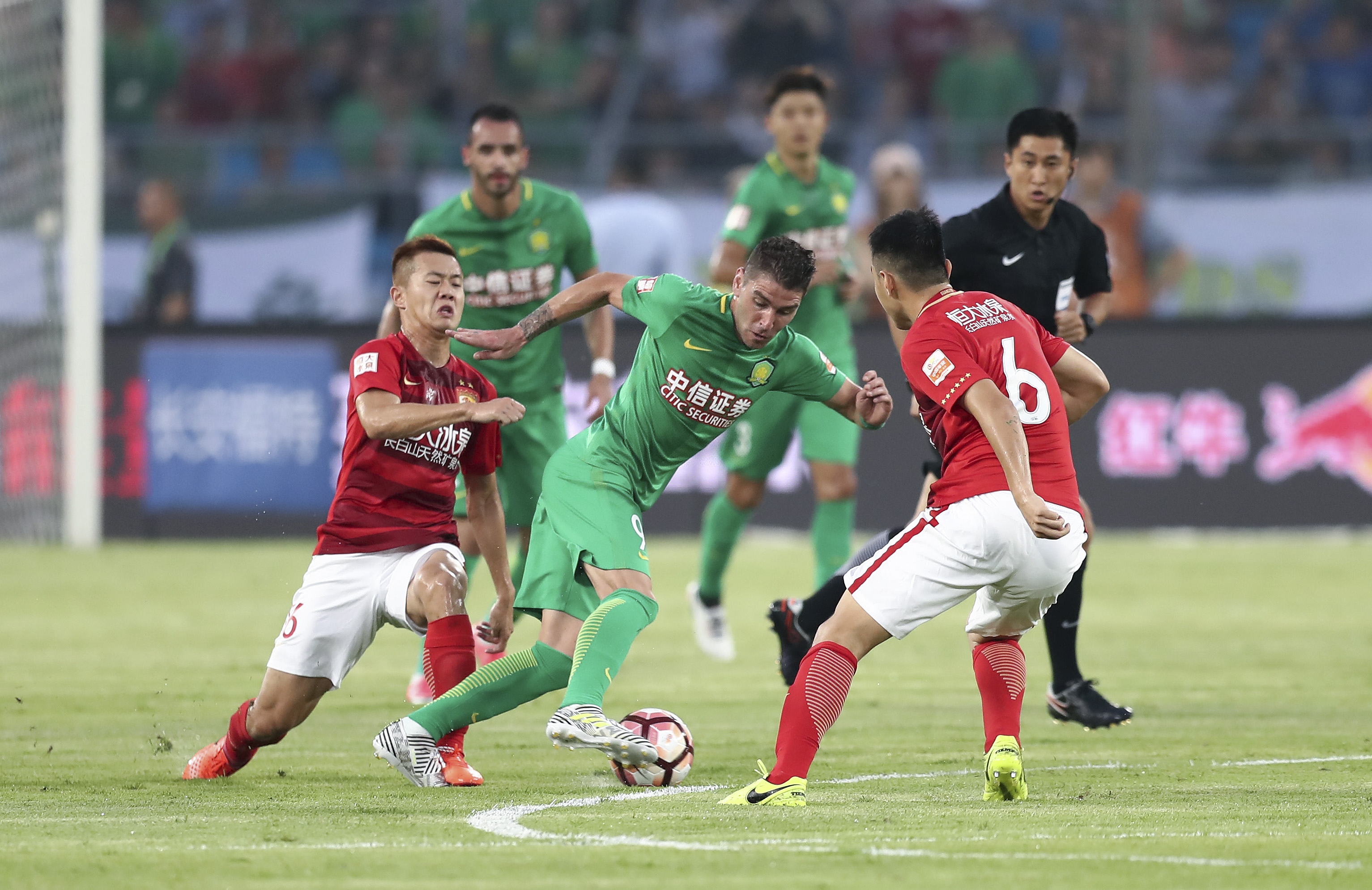 世体：特狮不想放弃在巴萨合同，但也静观其变未关闭离队大门（世体：特尔施特根倾向履行巴萨合同，但仍不排除离队可能）