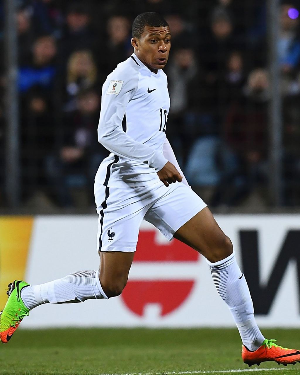 哈萨克斯坦足球超级联赛：13座城市的14支球队