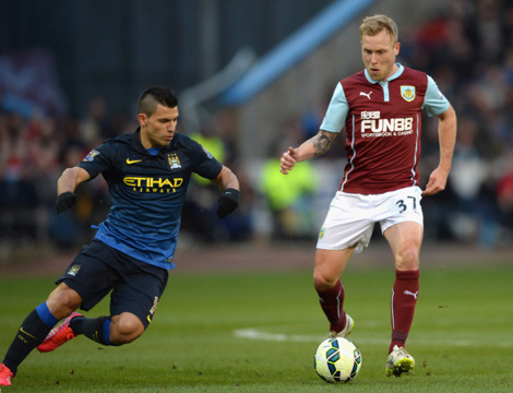 英超-曼联0-1不敌十人埃弗顿，盖耶染红霍尔一球制胜（英超：曼联0-1负于十人埃弗顿，盖耶染红，霍尔打入制胜球）